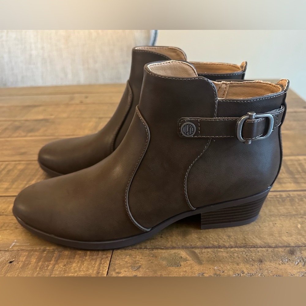 NWOT Unisa Unamorie Brown Ankle Bootie - Size 7.5